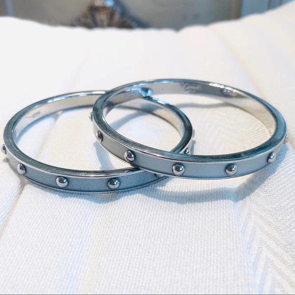 ❗️1 Left❗️EUC Coach 1/4” Silver Stud Bangle - Picture 2 of 7